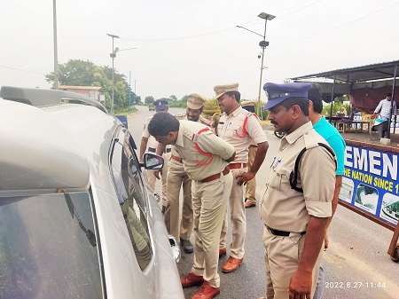 నగరంలో ఏర్పాటు చేసిన చెక్ పోస్ట్ ల వద్ద మరియు లాడ్జ్ లలో విస్తృత తనిఖీ నిర్వహిస్తున్న నగర పోలీసులు
