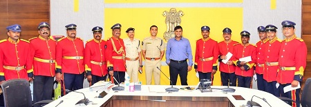 పోలీస్ బ్యాండ్కు నగదు రివార్డు