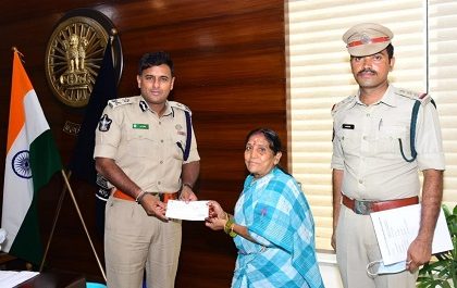 హోంగార్డు కుటుంబానికి ఆర్థిక సహాయం అందించిన పోలీస్ కమీషనర్ గారు