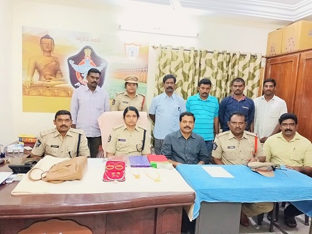 ఆటో డ్రైవర్ అరెస్టు.. రూ.10 లక్షల సొత్తు స్వాధీనం