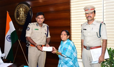 హోంగార్డు కుటుంబానికి ఆర్థిక సహాయం అందించిన పోలీస్ కమీషనర్ గారు