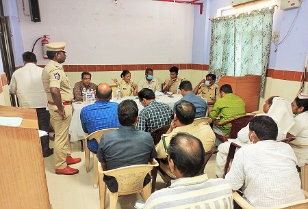 పాత ప్రభుత్వ ఆసుపత్రి భద్రత పై ఇతర శాఖల అధికారులతో సమీక్ష నిర్వహించిన డి.సి.పి. శ్రీ ఏ.బి.టి.ఎస్. ఉదయ రాణి గారు