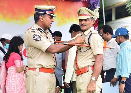 పోలీస్ అధికారులకు మరియు సిబ్బందికి అవార్డులు అందించి సత్కరించిన పోలీస్ కమిషనర్ గారు