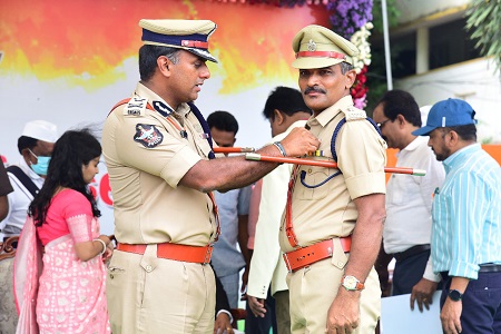 పోలీస్ అధికారులకు మరియు సిబ్బందికి అవార్డులు అందించి సత్కరించిన పోలీస్ కమిషనర్ గారు