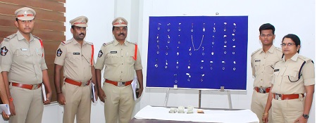 నగల దుకాణంలో చోరీ చేసిన దొంగ అరెస్టు