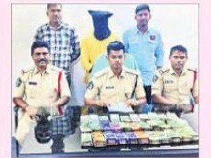 చోరీ కేసులో వ్యవసాయ అధికారి అరెస్ట్