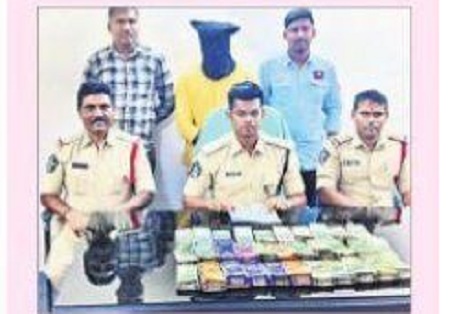 చోరీ కేసులో వ్యవసాయ అధికారి అరెస్ట్