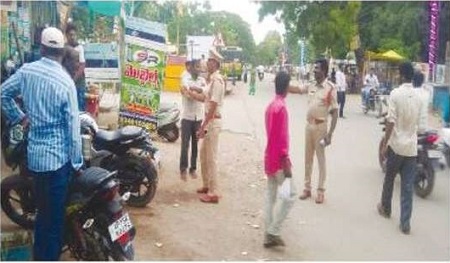 రహదారులపై వాహనాలు అడ్డుపెడితే కఠిన చర్యలు