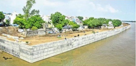రిటైనింగ్ వాల్తో తప్పిన వరద ముప్పు