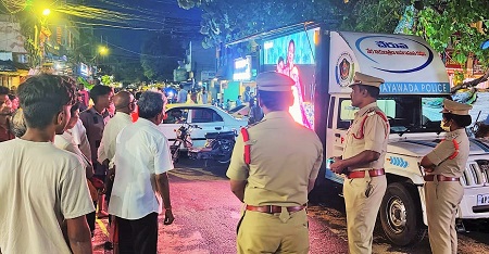 చేరువ వాహనం ద్వారా ప్రజలకు అవగాహన