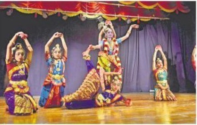 మనోహరం.. కృష్ణం కలయతి సుందరం