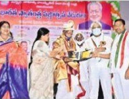 త్యాగ మూర్తులను స్మరించుకోవాలి