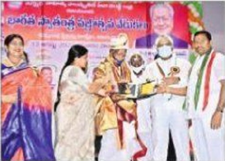 త్యాగ మూర్తులను స్మరించుకోవాలి
