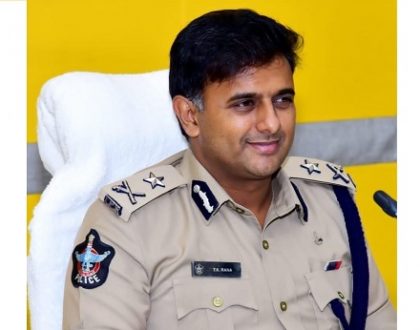 రాష్ట్ర డి.జి.పి. శ్రీ కె.వి. రాజేంద్రనాథ్ రెడ్డి, ఐ.పి.ఎస్.గారు పోలీస్ కమీషనర్ శ్రీ కాంతి రాణా టాటా ఐ.పి.ఎస్.గారిని  ప్రశంసాపత్రంతో  అభినందించారు.