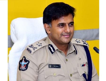 రాష్ట్ర డి.జి.పి. శ్రీ కె.వి. రాజేంద్రనాథ్ రెడ్డి, ఐ.పి.ఎస్.గారు పోలీస్ కమీషనర్ శ్రీ కాంతి రాణా టాటా ఐ.పి.ఎస్.గారిని  ప్రశంసాపత్రంతో  అభినందించారు.