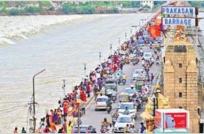 సందర్శకుల సందడి
