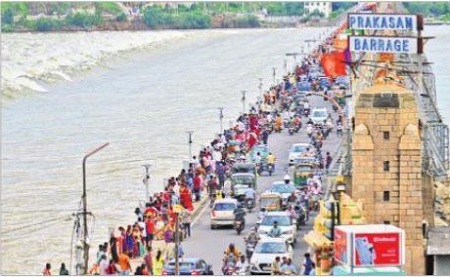 సందర్శకుల సందడి