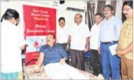 రక్తదానాన్ని అలవాటుగా మార్చు కోవాలి