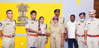 హోంగార్డులకు ఐ.డి.కార్డులను అందజేసిన శ్రీ కాంతి రాణా టాటా, ఐ.పి.ఎస్.గారు.