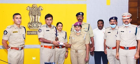 హోంగార్డులకు ఐ.డి.కార్డులను అందజేసిన శ్రీ కాంతి రాణా టాటా, ఐ.పి.ఎస్.గారు.