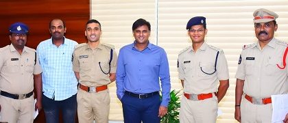 సెల్ ఫోన్ల  అపహరణ కేసులో నలుగురు అరెస్ట్