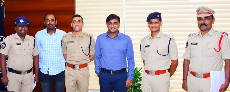 సెల్ ఫోన్ల  అపహరణ కేసులో నలుగురు అరెస్ట్