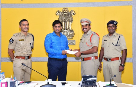 పోలీసు సిబ్బందికి రివార్డులు