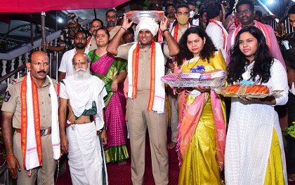 అమ్మవారికి పట్టు వస్త్రాలు సమర్పించిన నగర పోలీస్ కమీషనర్ శ్రీ కాంతి రాణా టాటా  ఐ.పి.ఎస్ గారు