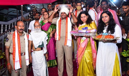 అమ్మవారికి పట్టు వస్త్రాలు సమర్పించిన నగర పోలీస్ కమీషనర్ శ్రీ కాంతి రాణా టాటా  ఐ.పి.ఎస్ గారు