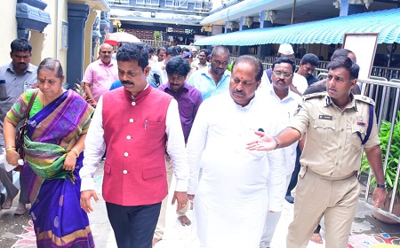 సామాన్య భక్తులకే ప్రాధాన్యం