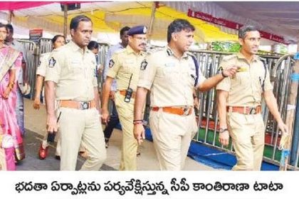 భక్తులకు అందుబాటులో పోలీస్
