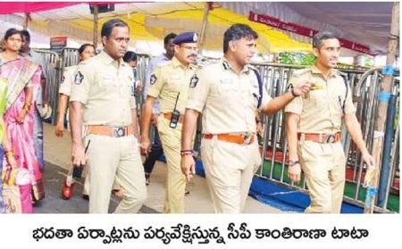 భక్తులకు అందుబాటులో పోలీస్