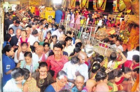 కిక్కిరిసిన ఇంద్రకీలాద్రి