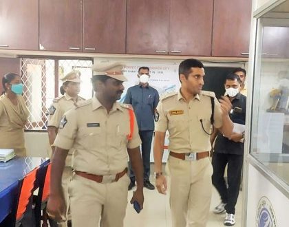 గవర్నర్ పెట పోలీస్ స్టేషన్ లో  తనిఖీలు