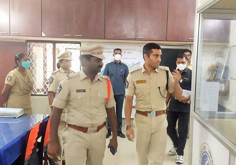 గవర్నర్ పెట పోలీస్ స్టేషన్ లో  తనిఖీలు