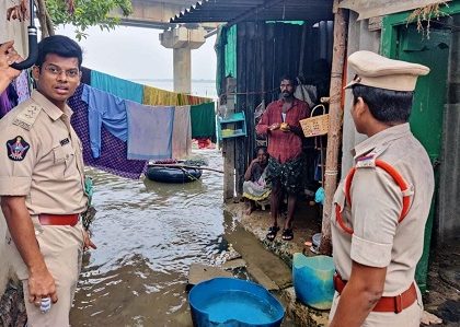 కొండ ప్రాంతాలను మరియు వరద ప్రభావిత ప్రాంతాలను తనిఖీలు చేయాల్సిందిగా ఆదేశాలు జారి చేసిన నగర పోలీస్ కమీషనర్ శ్రీ కాంతి రాణా టాటా ఐ.పి.ఎస్.గారు