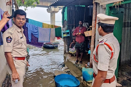 కొండ ప్రాంతాలను మరియు వరద ప్రభావిత ప్రాంతాలను తనిఖీలు చేయాల్సిందిగా ఆదేశాలు జారి చేసిన నగర పోలీస్ కమీషనర్ శ్రీ కాంతి రాణా టాటా ఐ.పి.ఎస్.గారు