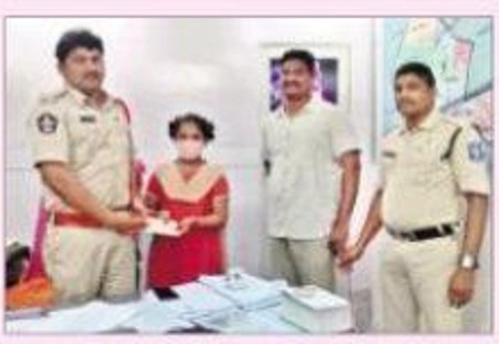 పేద  విద్యార్థినికి ఆర్థిక సాయం