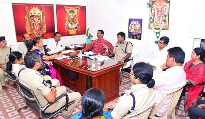 దసరా సందర్భంగా ముఖ్య అధికారులతో నిర్వహించిన సమీక్షలో పాల్గొన్న నగర పోలీస్  కమీషనర్  శ్రీ కాంతి రాణా టాటా, ఐ.పి.ఎస్ గారు