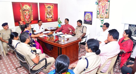 దసరా సందర్భంగా ముఖ్య అధికారులతో నిర్వహించిన సమీక్షలో పాల్గొన్న నగర పోలీస్  కమీషనర్  శ్రీ కాంతి రాణా టాటా, ఐ.పి.ఎస్ గారు