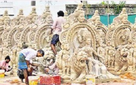 ముస్తాబవుతున్న దుర్గమ్మ