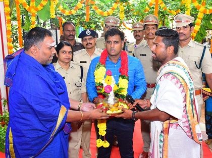 మహర్నవమి సందర్భంగా ఆయుధాలకు పూజ నిర్వహించిన పోలీస్ కమీషనర్ శ్రీ కాంతి రాణా టాటా, ఐ.పి.యస్., గారు