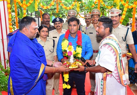 మహర్నవమి సందర్భంగా ఆయుధాలకు పూజ నిర్వహించిన పోలీస్ కమీషనర్ శ్రీ కాంతి రాణా టాటా, ఐ.పి.యస్., గారు