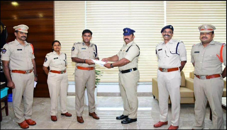 పోలీసు  అధికారులు,  సిబ్బందికి  రివార్డులు