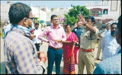స్టాల్స్ ను పరిశీలిస్తున్న కమిషనర్, డిప్యూటీ మేయర్