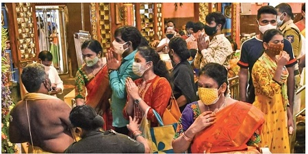 దుర్గమ్మ సన్నిధిలో భక్తుల రద్దీ