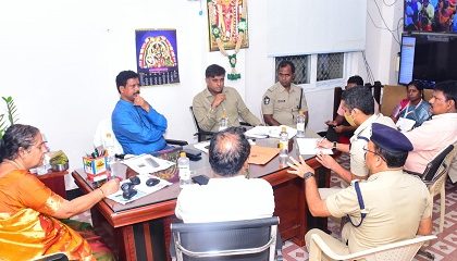 మూలా నక్షత్రం సందర్భంగా ముఖ్య అధికారులతో నిర్వహించిన సమీక్షలో పాల్గొన్న నగర పోలీస్ కమీషనర్ శ్రీ కాంతి రాణా టాటా ఐ.పి.ఎస్. గారు