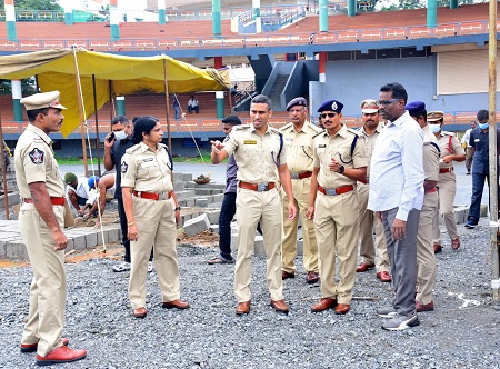 పోలీస్ అమరవీరుల సంస్మరణ దినోత్సవం సందర్భంగా ఇందిరాగాంధీ మునిసిపల్ స్టేడియం నందు భద్రతా ఏర్పాట్లను  పర్యవేక్షించిన డిప్యూటీ పోలీస్ కమీషనర్ శ్రీ విశాల్ గున్ని ఐ.పి.ఎస్. గారు