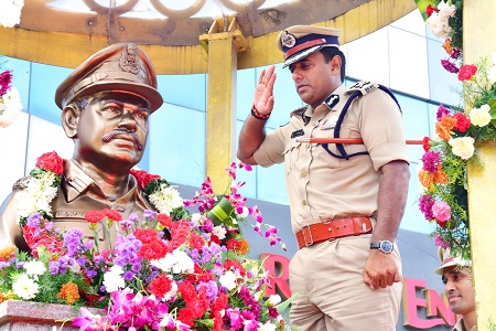బందరు రోడ్డులోని వ్యాస్ కాంప్లెక్స్ వద్ద గల దివంగత ఐ.పి .ఎస్ అధికారి శ్రీ కె.ఎస్ .వ్యాస్ గారి విగ్రహానికి ఘన  నివాళి  అర్పించిన  నగర పోలీస్ కమీషనర్  శ్రీ కాంతి రాణా టాటా ఐ.పి.ఎస్ గారు