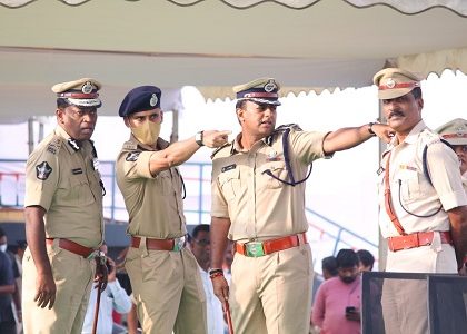 పోలీస్ అమర వీరుల సంస్మరణ దినోత్సవం పోలీస్ పెరేడ్ ను పరిశీలించిన పోలీస్ అధికారులు
